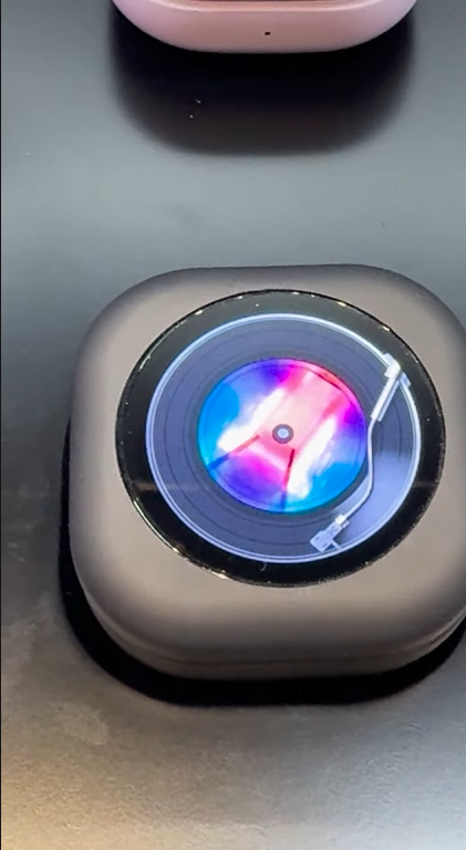 Буде видно час, рівень заряду та налаштування. Samsung показала екран для кейсу бездротових навушників